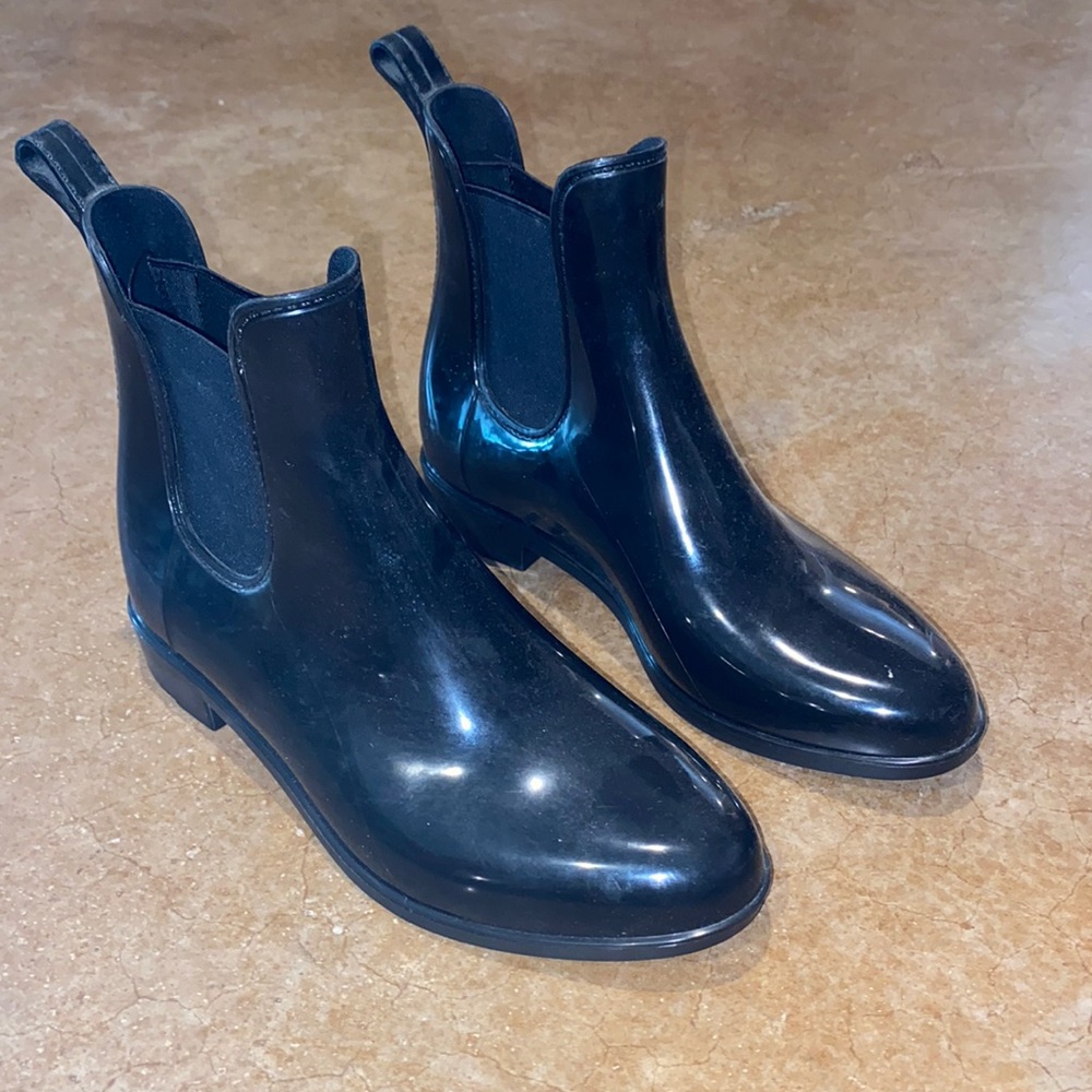 NEVER WORN short rain boots!